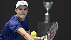 Jakub Meník se soustedí na úder ve finále juniorky Australian Open.