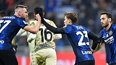 Nicolo Barella z Interu Milán (uprostřed) slaví svůj gól v zápase proti...