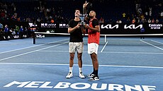 Australtí tenisté Nick Kyrgios (vpravo) a Thanasi Kokkinakis s trofejí pro...