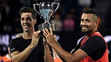 Austral�tí tenisté Nick Kyrgios (vpravo) a Thanasi Kokkinakis s trofejí pro...