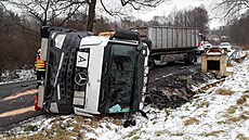 Kamion zablokoval celou silnici mezi Zákupy a Velenicemi.