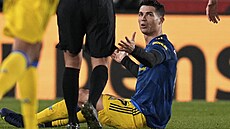 Reakce fotbalisty Cristiana Ronalda po jednom z nedovoleným zákroků v utkání...