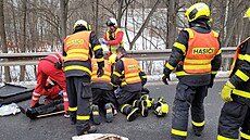Záchranáři i hasiči se snažili 69letého muže oživit, bohužel se to nepodařilo....
