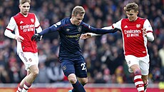 Matěj Vydra (uprostřed) z Burnley vede balon v zápase proti Arsenalu, český...