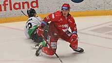 Tinecký Marko Dao se zvedá z ledu v zápase proti Mladé Boleslavi.