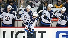 Blake Wheeler (na led) z Winnipegu slaví se spoluhrái vstelenou branku v...