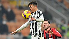 Paulo Dybala (v popedí) z Juventusu se snaí zpracovat balon.