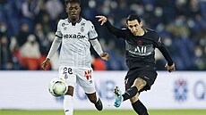 Bradley Locko (vlevo) z Reme�e sleduje odkop Ángela Di Maríi z PSG.