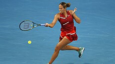 Amerianka Madison Keysová se natahuje po balonku v semifinále Australian Open.