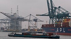 P�ístav v belgických Antverpách (5. ledna 2021)
