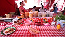 Mezi nejoblíben�j�í mexické street food pokrmy pat�í tacos (kuku�i�né �i...