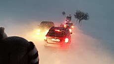 Řidiči v kolonách čekali na zprůjezdnění silnice I/34 mezi Poličkou a Svitavami...
