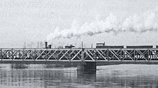 Stavai pvodní jednokolejný most pes Labe na podzim doasn posunuli. 