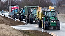 Malá skupinka protestujících zemdlc v traktorech u Oseka na Rokycansku (20....