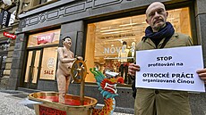 Aktivisté protestovali v Praze proti vyuívání bavlny esané Ujgury (24. ledna...
