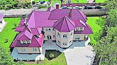 Tady �kola sídlí. P�ezdívá se jí Bu�t�hradský Dysneyland.