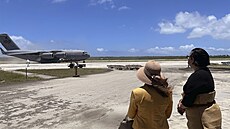Na Tongu dorazila první zahraniní pomoc po výbuchu sopky. (20. ledna 2022)