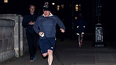 Fotografové zachytili britského premiéra Borise Johnsona při běhu se psem. (26....