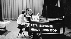 Petr Bergner vytvo�il rekord v nep�etr�ité h�e na klavír 25. a 26. ledna 1987...