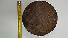 �eská T�ebová pátrá po p�vodu �ty�kilové �elezné koule.