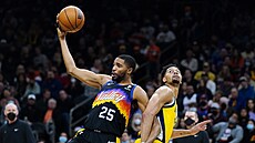 Mikal Bridges z Phoenixu doskoil mí, Jeremy Lamb z Indiany se stihl jen...