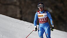 Sofia Goggiaová po pádu v superobím slalomu v Cortin d'Ampezzo dojídí do...