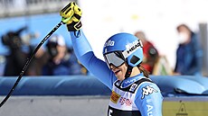 Elena Curtoniová v cíli v superobího slalomu v Cortin d'Ampezzo.
