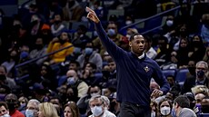 Trenér New Orleans Willie Green usmruje své svence.