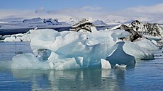 Ledovcová laguna Jökulsárlón je plná ker, které se odlamují od ela ledovce...