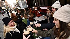 Obyvatelé irského Dublinu v jedné z místních restaurací (17. prosince 2021)