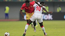 Saidou Sow (vlevo) z Guineje v souboji s Musou Barrowem z Gambie.