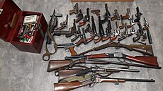 Policisté z chaty odvezli slu�nou sbírku zbraní a st�eliva.