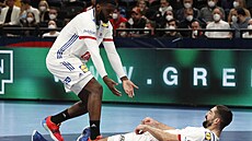 Francouztí házenkái. Dika Mem pomoc poskytuje, Nikola Karabatic ji pijímá.