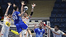 Ruský házenká Dmitrij itnikov útoí proti panlsku.