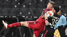 Lucas Silva Melo (vpravo) z Frankfurtu atakuje Fabiana Klose z Bielefeldu.