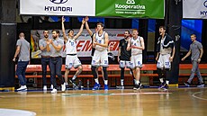 Basketbalisté USK Praha slaví na stídace.