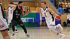 Ozren Pavlovi� (vpravo) z Hradce Králové se tla�í kolem Vojt�cha Hrubana z...