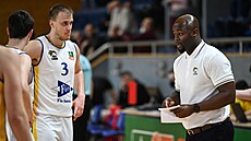 Basketbalisté GBA Jindřichův Hradec (s číslem 3 Lukáš Stegbauer) a jejich...