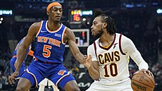 Darius Garland (10) z Cleveland Cavaliers hledá cestu ke koi New York Knicks,...