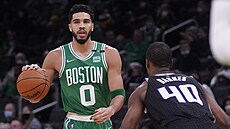 Jayson Tatum (0) z Boston Celtics najídí v duelu se Sacramento Kings, brání ho...