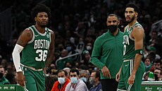 Marcus Smart (36) a Jayson Tatum (0) z Boston Celtics a jejich trenér Ime Udoka