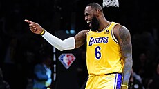 LeBron James z Los Angeles Lakers po své smeči hecuje fandy Brooklyn Nets.