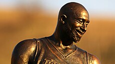 Kobe Bryant na pomní�ku u místa havárie jeho vrtulníku