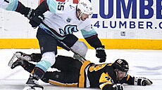 Dominik Simon (49) z Pittsburgh Penguins podraený v zápase s Seattle Kraken. K...