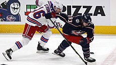 Jakub Voráek (vpravo) z Columbus Blue Jackets se v zápase s New York Rangers...