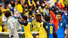 Brazilský brankář Alisson (vlevo) vidí v zápase s Ekvádorem červenou kartu.