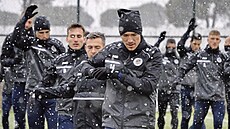 Fotbalisté Hradce Králové se na tréninku v Turecku rozcviují za pomrn...