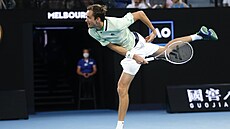 Daniil Medvedv servíruje v druhém kole Australian Open.
