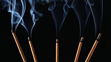 Sví�ky a vonné ty�inky v asijských chrámech-