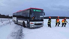 Na silnici mezi obcemi Krásensko a Podomí v pátek ráno uvázl autobus s dvaceti...